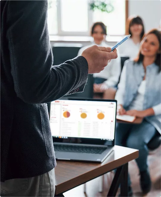 Persone che assistono alla lezione